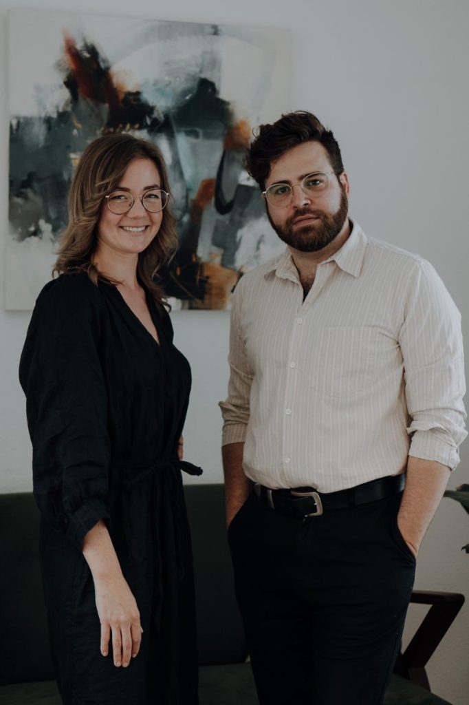 Jessica Holzkämper und Simon Lintz, Praxisleitung, im Therapieraum