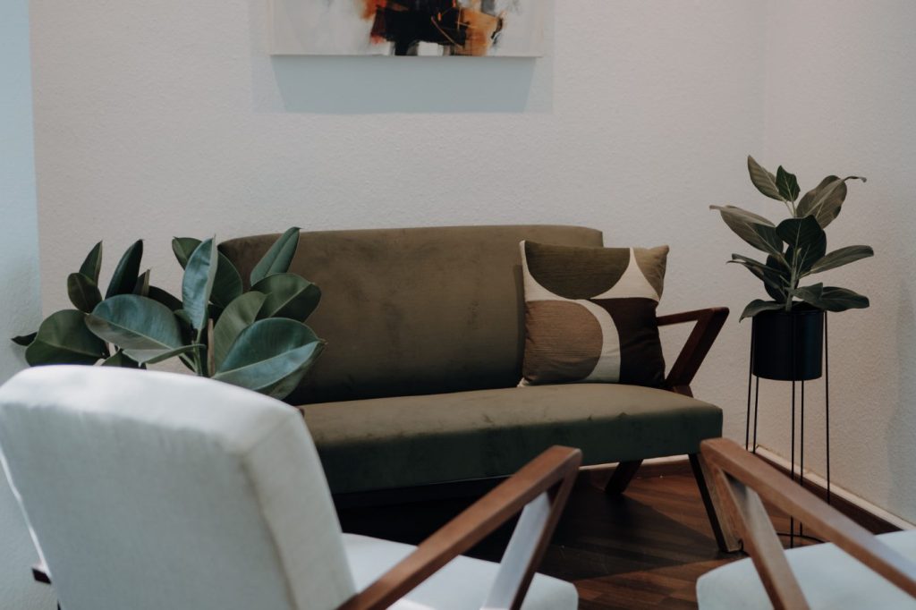 Therapieraum mit grüner Couch