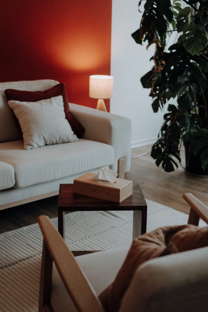 Therapieraum mit roter Wand